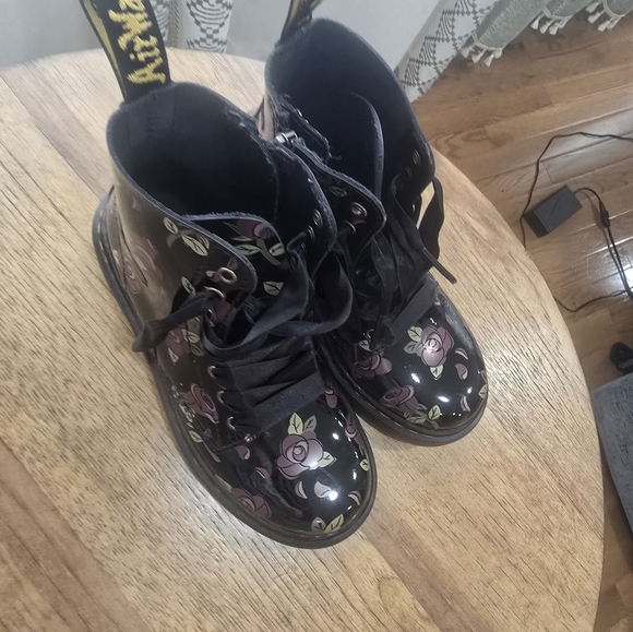 Dr. Martens Kids Boots Black with Pink Floral - Picture 8 of 10